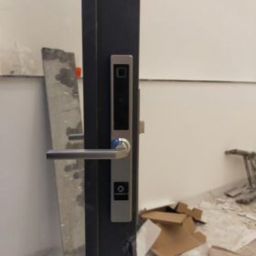  Bảo trì khóa cửa nhôm kính khu công nghiệp mới