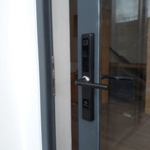 Thay thế khóa cửa nhôm 