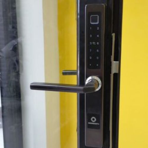 bảo dưỡng khóa cửa nhôm kính tại khu công nghiệp