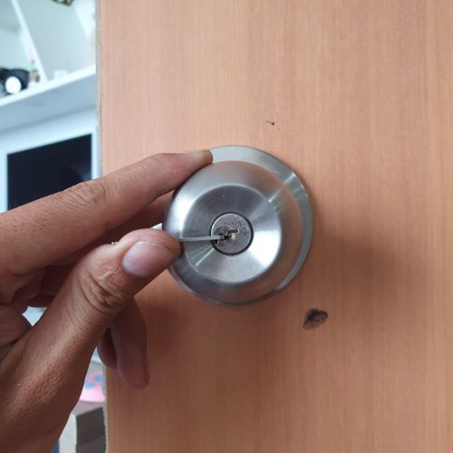 Thay thế khóa cửa hỏng tại khu công nghiệp